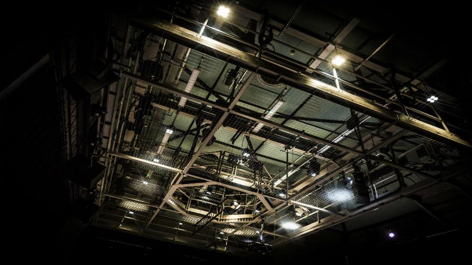 The tension wire grid from below